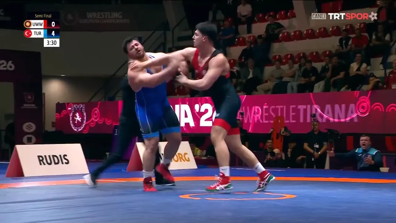 Rıza Kayaalp'e tokat atarak diskalifiye olmuştu! Türkler, Pavel Hlinchuk'un sosyal medya hesabını yorum yağmuruna tuttu