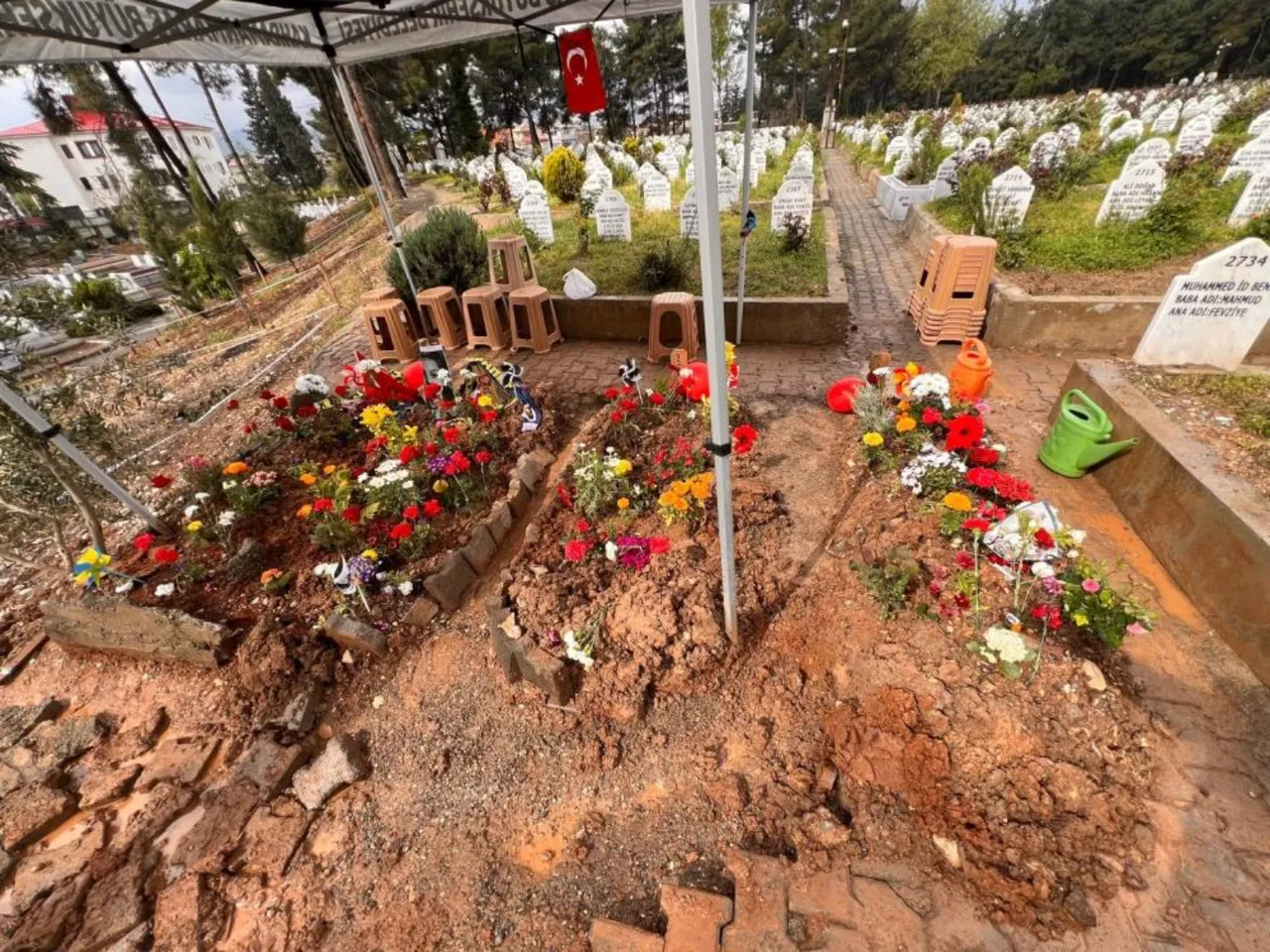 Saldırıda ölen öğrenciler için kabirde hüzünlü mesajlar: Melek olan arkadaşlarına sarıl!