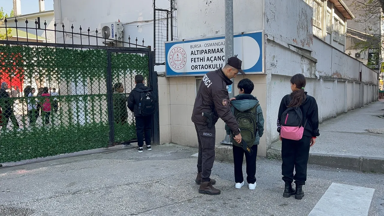 Sınıflarda çiçeklerle karşılandılar: Hakkınız ödenmez canım öğretmenim