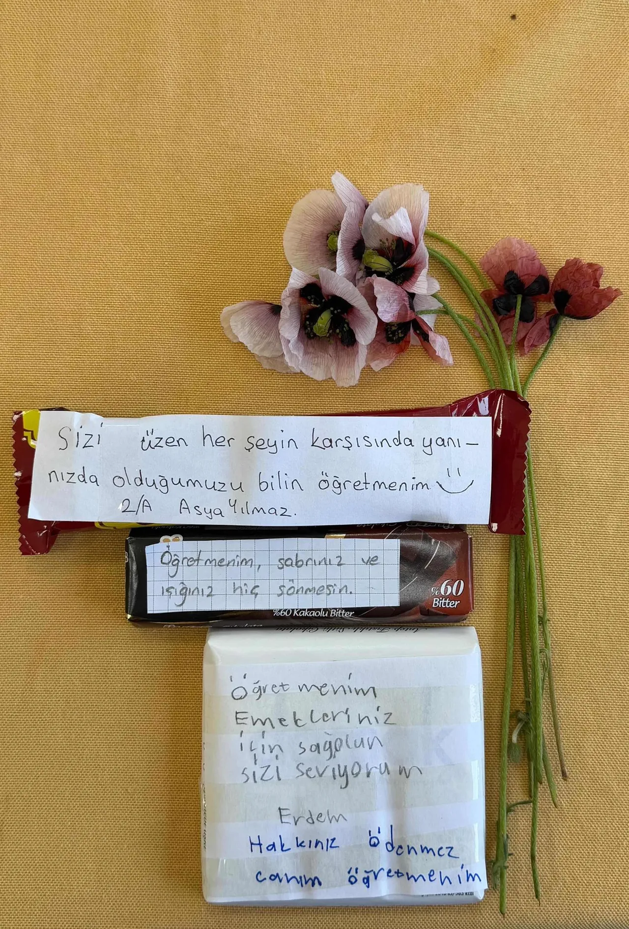 Sınıflarda çiçeklerle karşılandılar: Hakkınız ödenmez canım öğretmenim