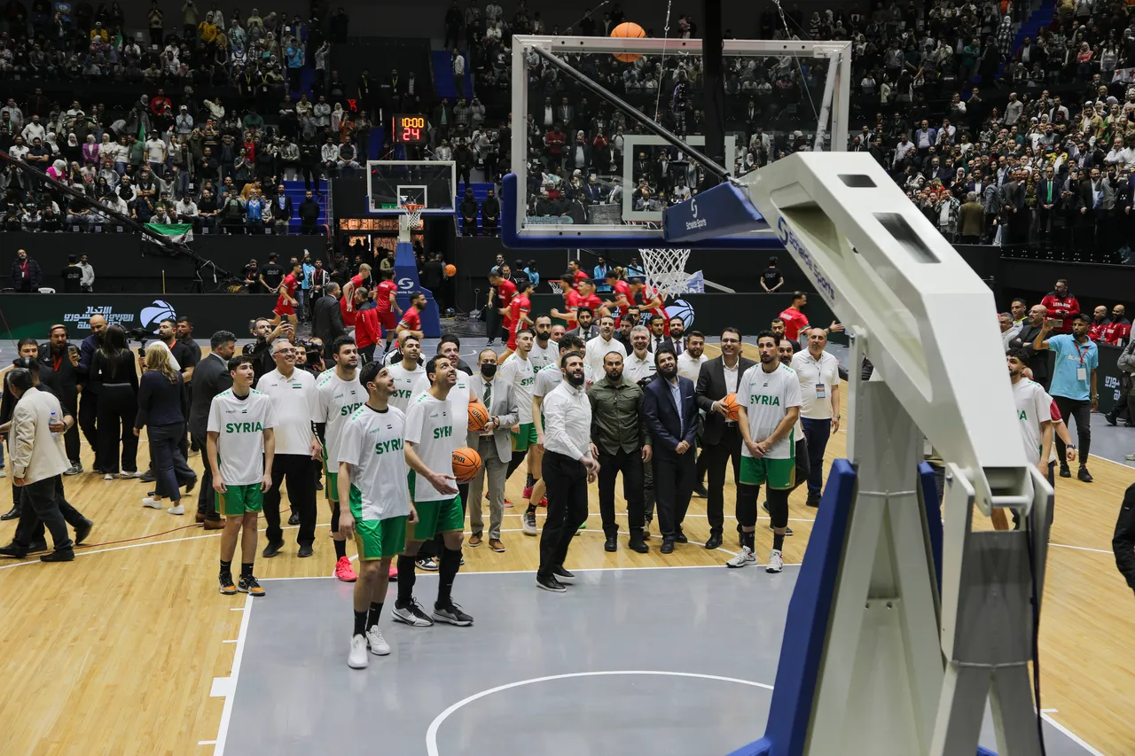 Suriye-Lübnan dostluk maçı öncesi dikkat çeken anlar! Cumhurbaşkanı Şara basketbol oynadı