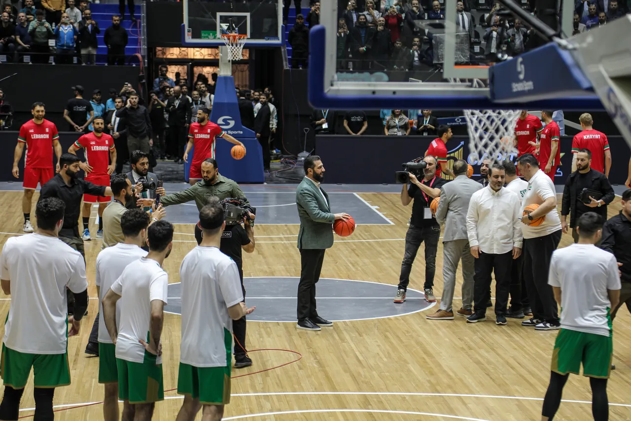 Suriye-Lübnan dostluk maçı öncesi dikkat çeken anlar! Cumhurbaşkanı Şara basketbol oynadı