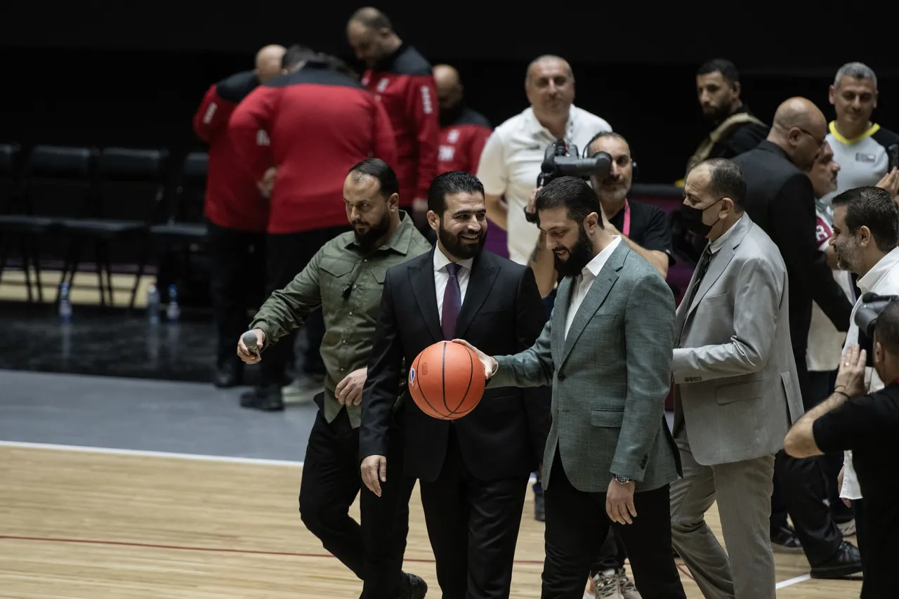 Suriye-Lübnan dostluk maçı öncesi dikkat çeken anlar! Cumhurbaşkanı Şara basketbol oynadı