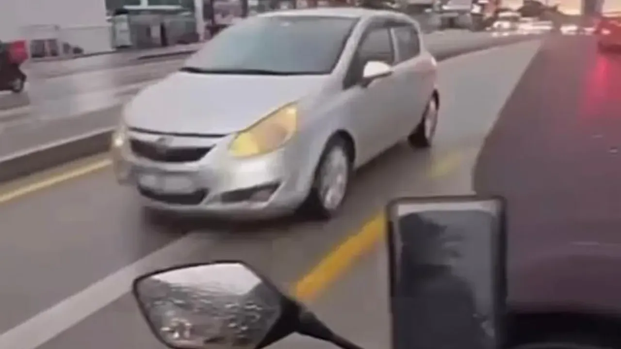 Ters yönde ilerleyen sürücü trafiği birbirine kattı