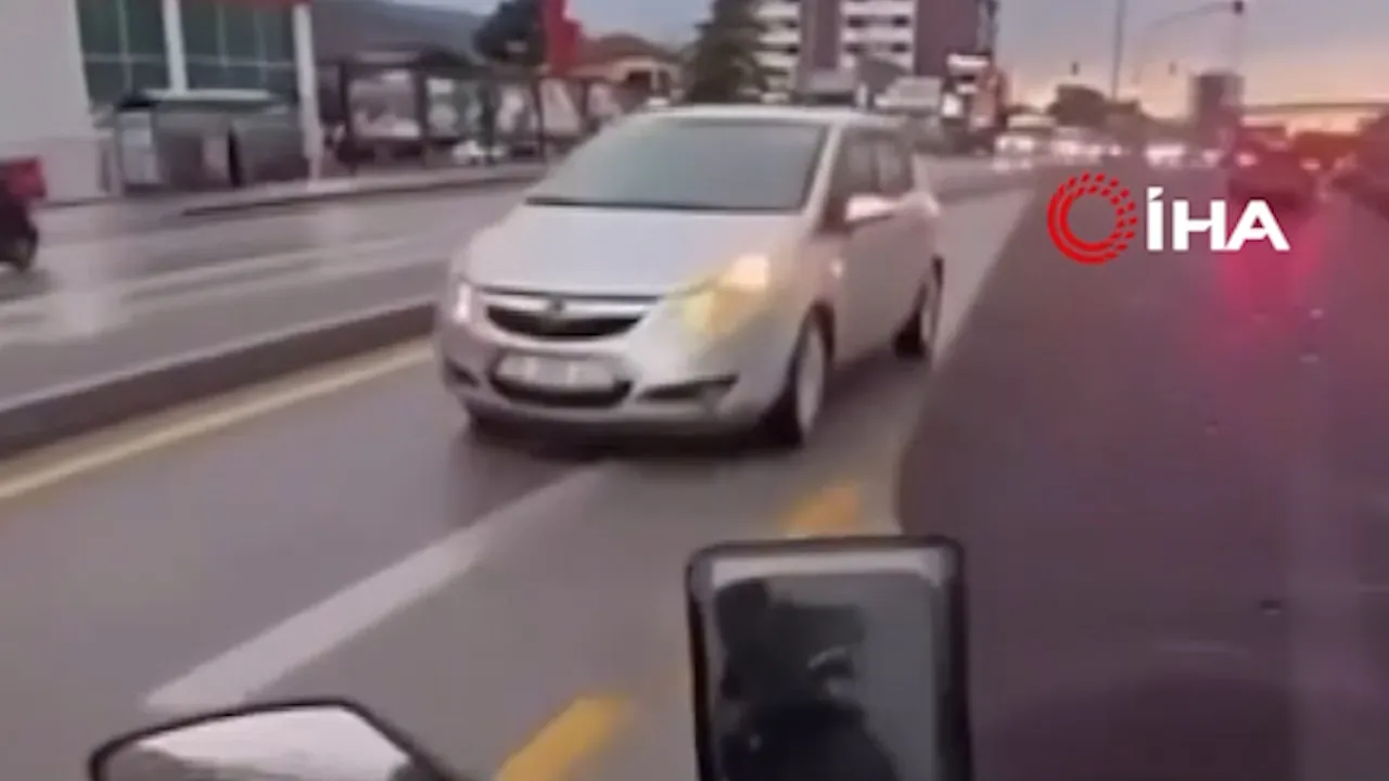 Ters yönde ilerleyen sürücü trafiği birbirine kattı! O anlar kamerada