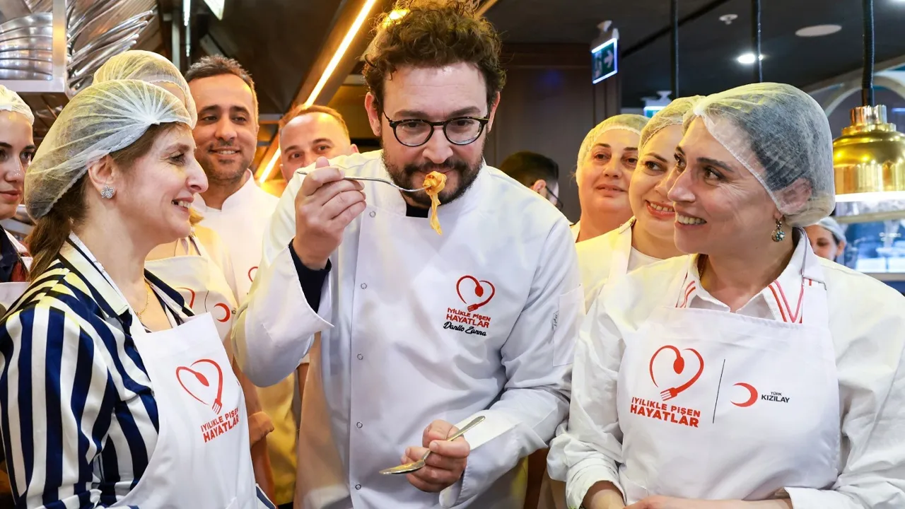 Ünlü şef Danilo Zanna depremzede kadınlarla aynı mutfakta buluştu