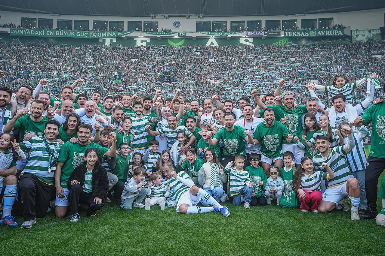 Bursaspor, TFF 2'nci Lig Kırmızı Grup'ta şampiyonluğunu ilan ederek, 1'inci Lig'e yükselmeyi garantiledi. Maç sonunda taraftarlar ve Bursasporlu futbolcular, büyük sevinç yaşadı.