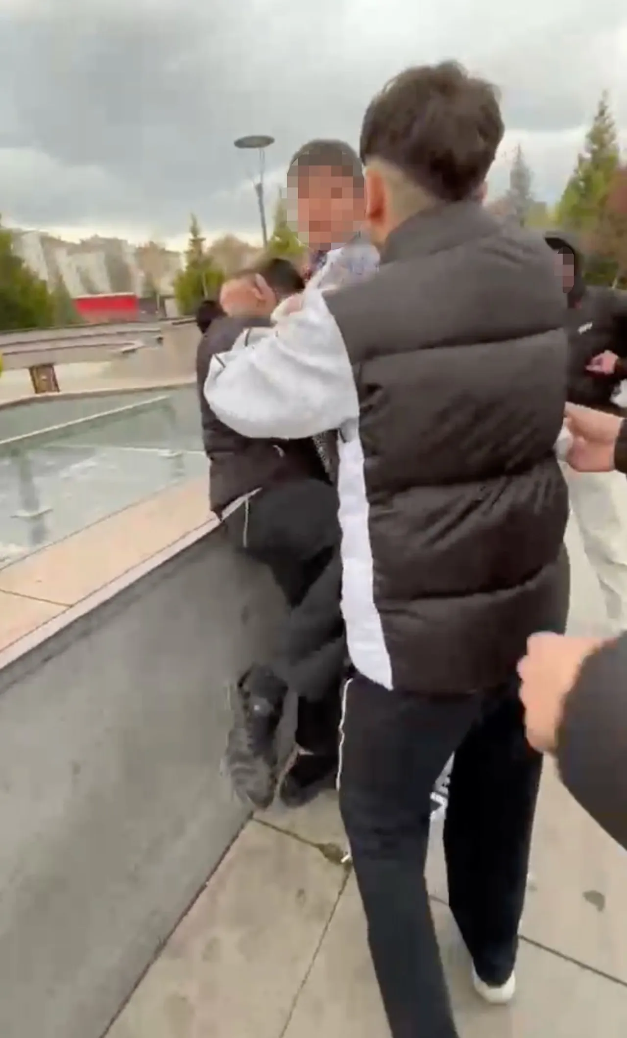 6 kişilik ‘akran’ zorbalığı! Yumruk, tekme, hakaret… Defalarca kafasını vurup videoya çektiler