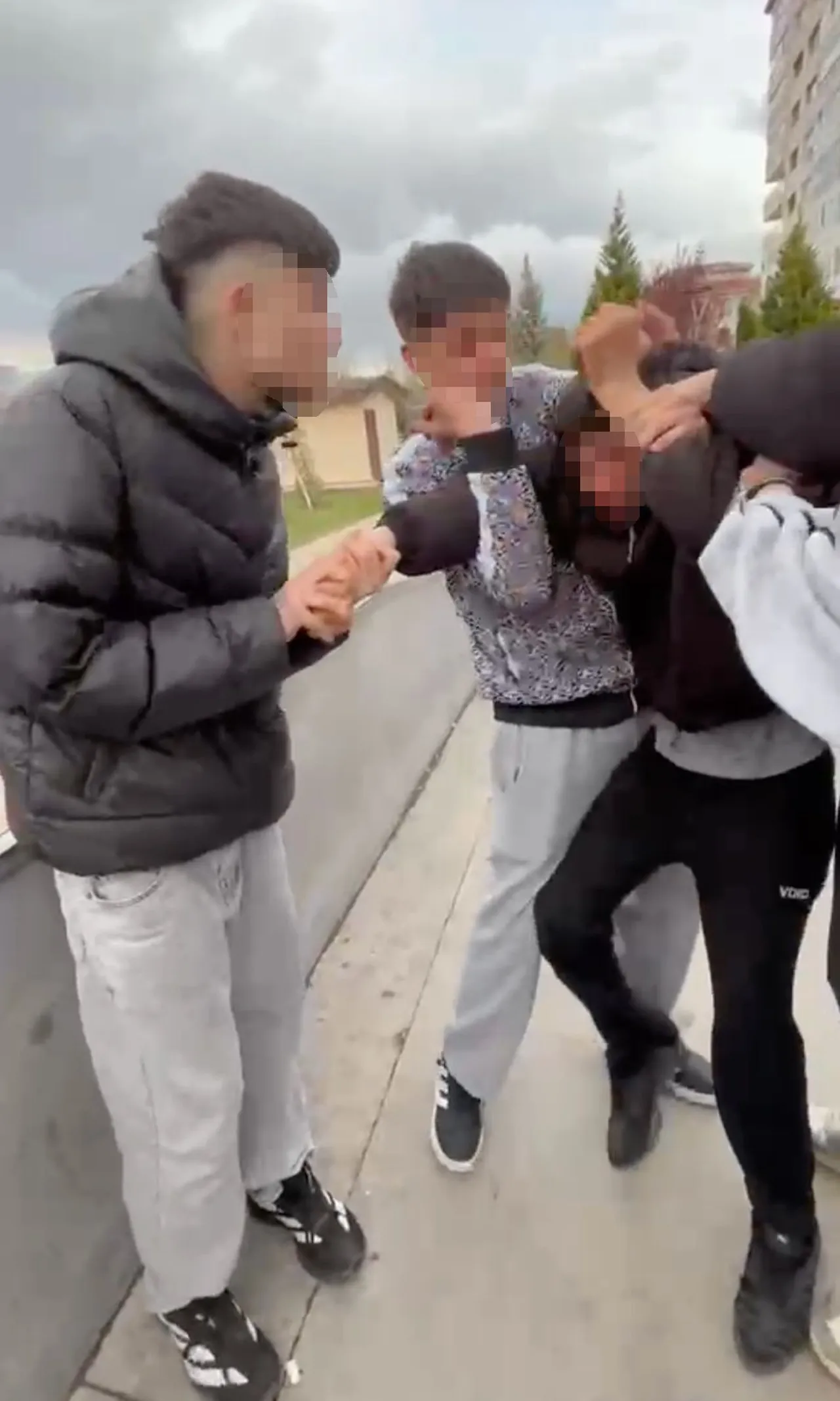 6 kişilik ‘akran’ zorbalığı! Yumruk, tekme, hakaret… Defalarca kafasını vurup videoya çektiler