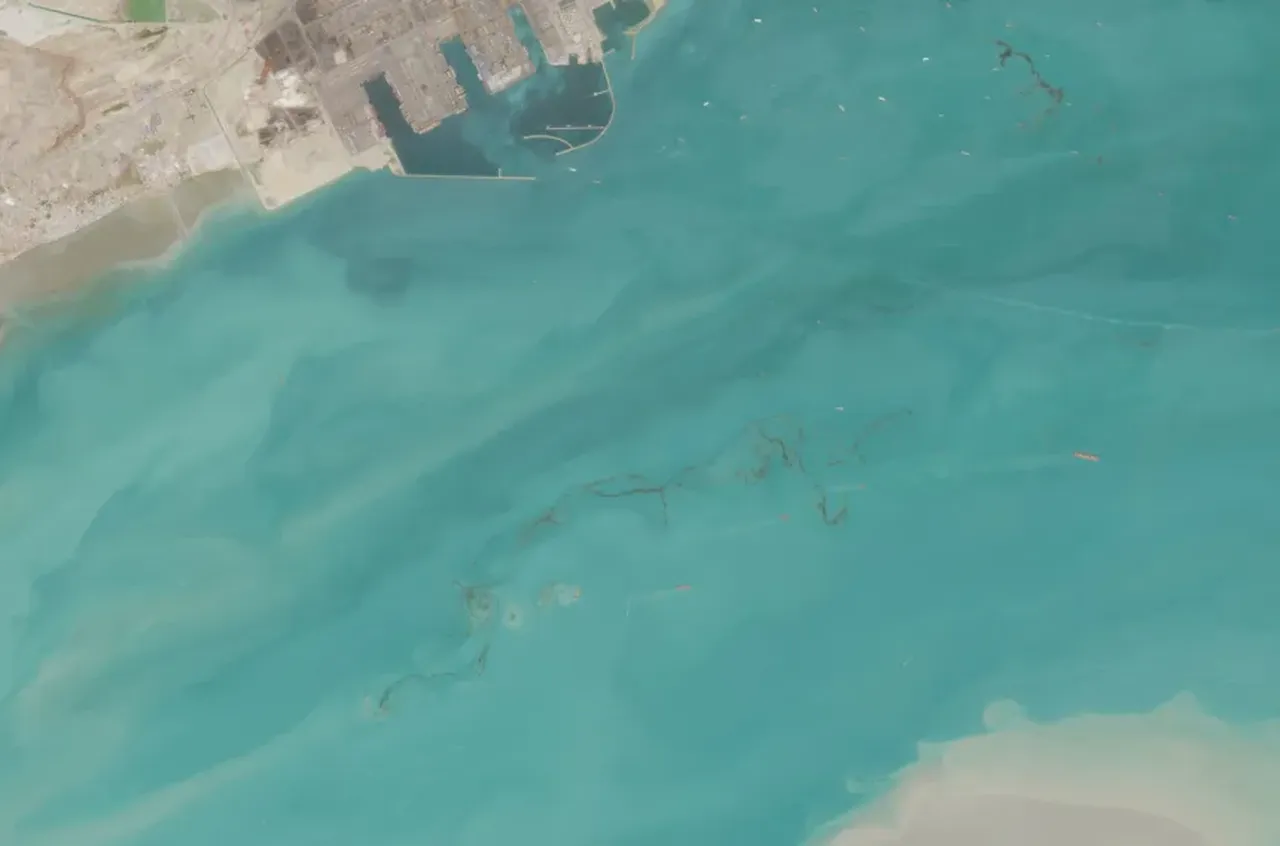 7 Nisan'da çekilen bu görüntüde İran'ın Qeshm Adası yakınlarında meydana gelen petrol sızıntısı görülüyor. Sentinel-2/Avrupa Uzay Ajansı