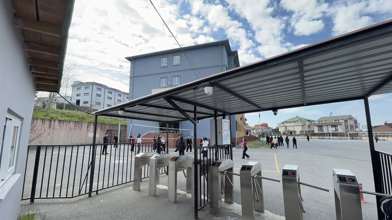 Bu okulda güvenlik üst düzey! Öğrenci turnikeden geçiyor, veliye anlık fotoğraf gidiyor