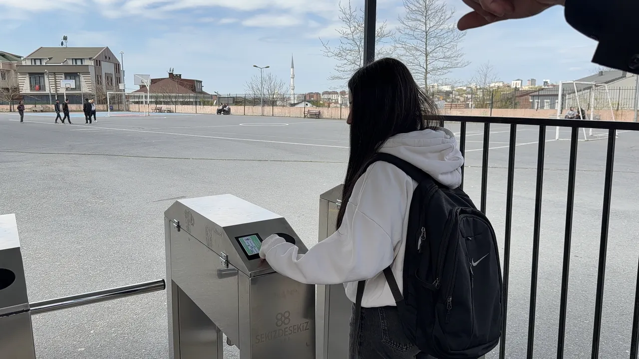 Bu okulda güvenlik üst düzey! Öğrenci turnikeden geçiyor, veliye anlık fotoğraf gidiyor