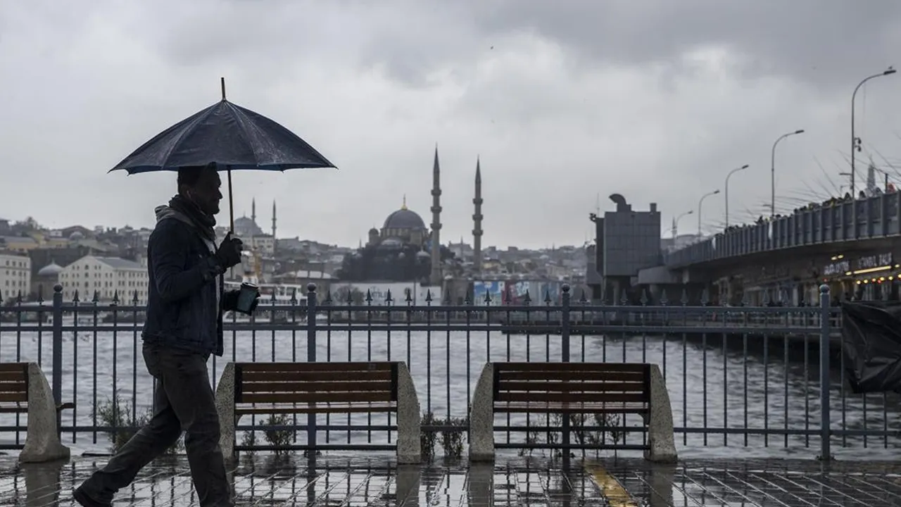 Dün tişört, bugün mont! Hava sıcaklığı çakıldı... Hafta sonunda ise yüzler gülecek