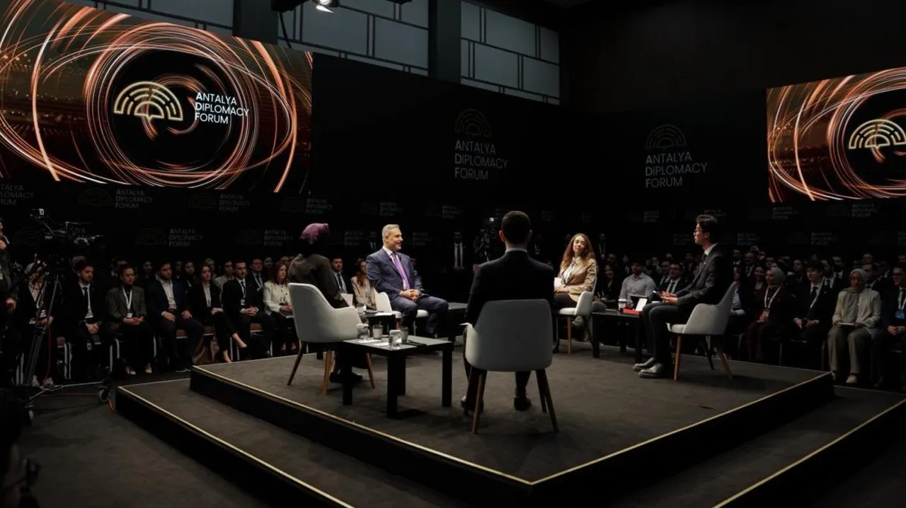 Gençlerden Hakan Fidanı güldüren soru: Buna cevap veremeyeceğim!