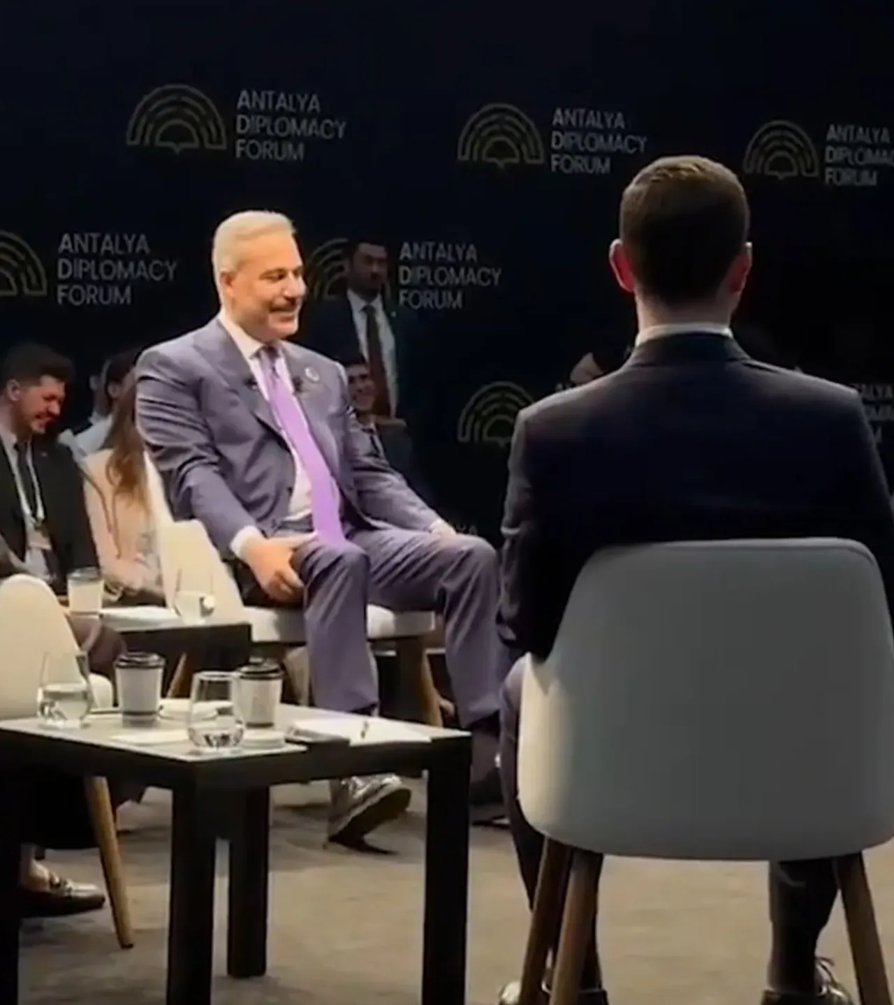 Gençlerden Hakan Fidanı güldüren soru: Buna cevap veremeyeceğim!