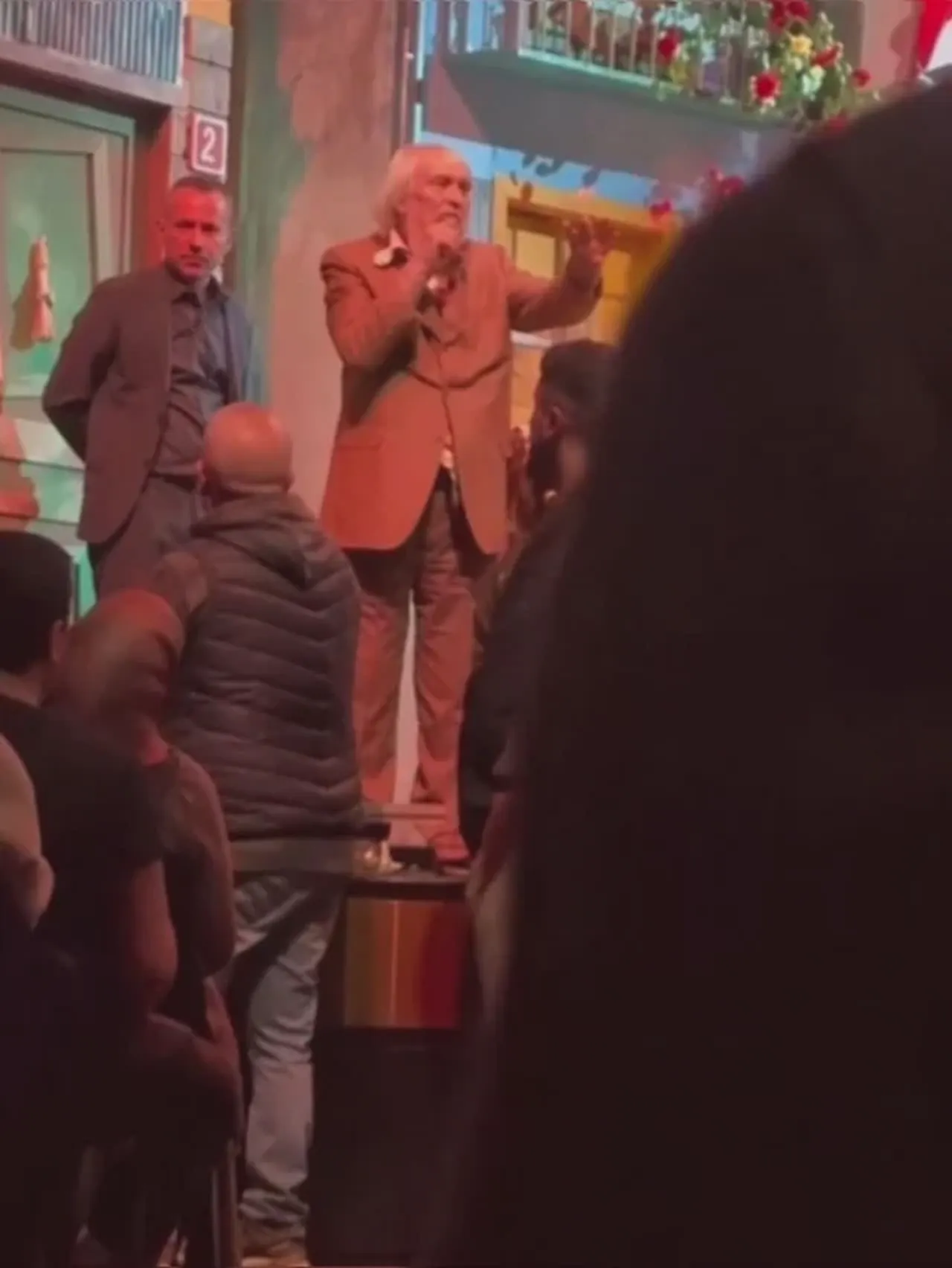 Gırgıriye müzikalinde kaos! Seyirciyle tartışan Müjdat Gezen hastanelik oldu