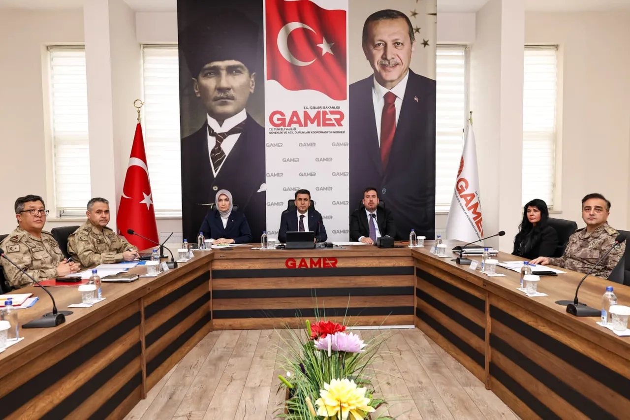 Adalet Bakan Yardımcısı Can Tuncay (sağ 3) ve İçişleri Bakan Yardımcısı Kübra Güran Yiğitbaşı (sol 3), Tunceli'de Gülistan Doku soruşturması kapsamında düzenlenen değerlendirme toplantısına katıldı. Toplantıda, Cumhuriyet Başsavcısı Ebru Cansu da (sağ 2) hazır bulundu.