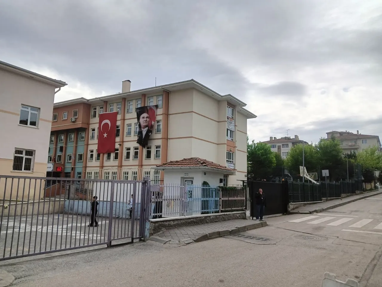 İkinci İsa Mersinli vakası olacaktı! Ortaokul öğrencisi 3 gün boyunca okulda silahla gezdi