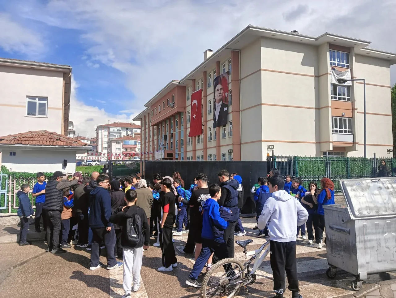 İkinci İsa Mersinli vakası olacaktı! Ortaokul öğrencisi 3 gün boyunca okulda silahla gezdi