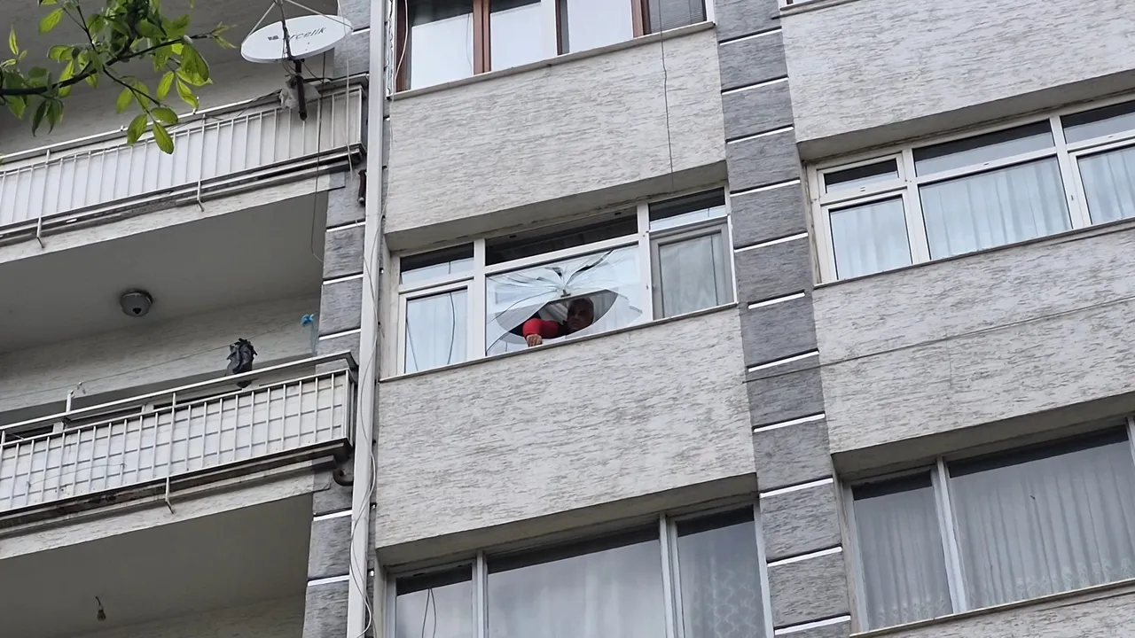 Kaldırımda yürürken dehşeti yaşadı! Kırılan cam kafasına düştü