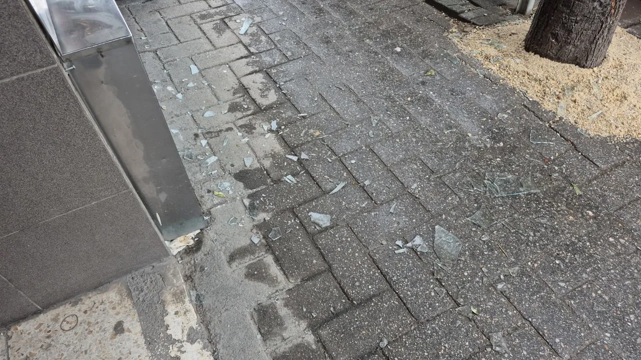 Kaldırımda yürürken dehşeti yaşadı! Kırılan cam kafasına düştü