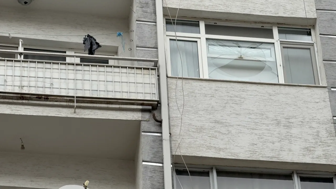 Kaldırımda yürürken dehşeti yaşadı! Kırılan cam kafasına düştü