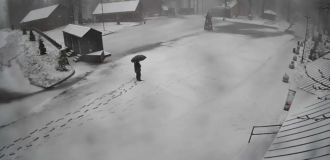 Kar İstanbul'un kapısına dayandı! Sıcaklık sıfıra düştü, her yer beyaza büründü