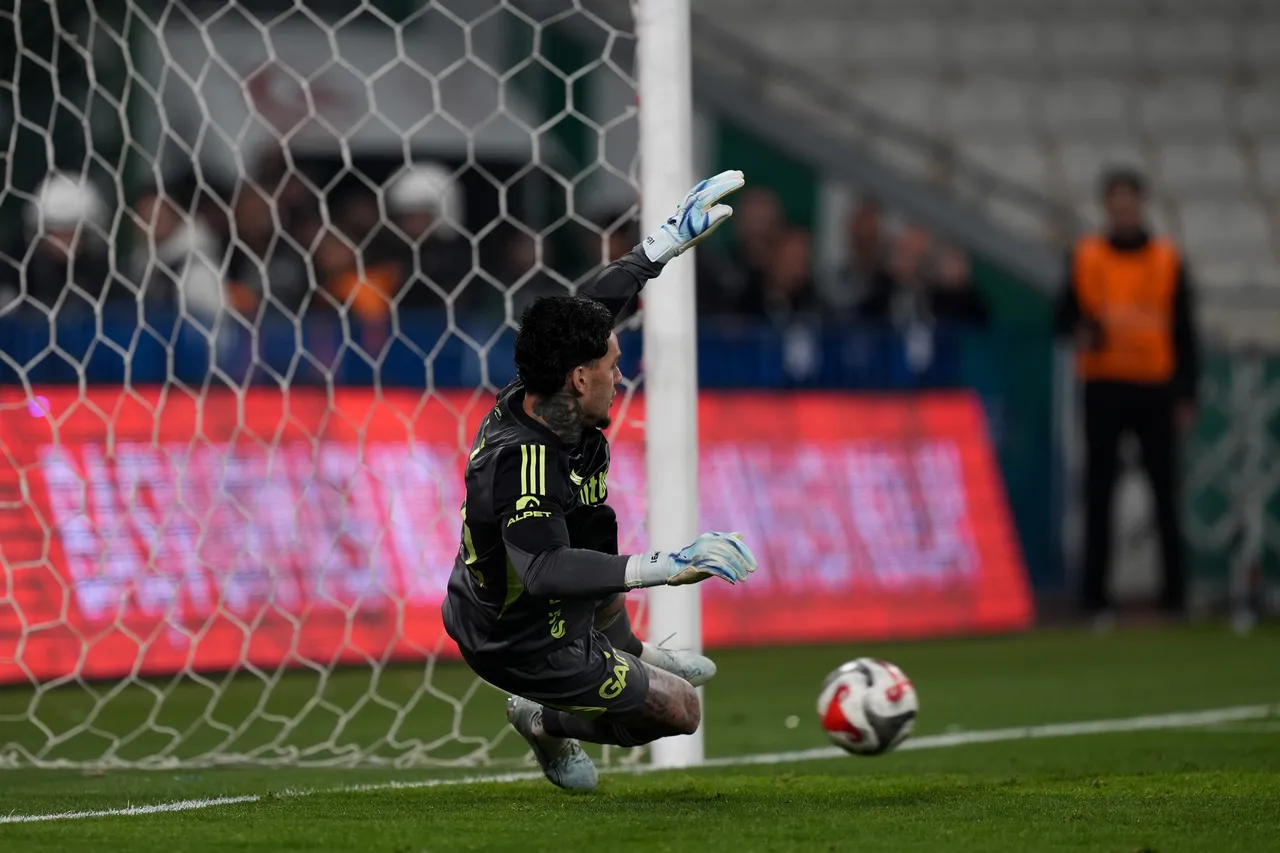 Fenerbahçe kalecisi Ederson, Jevkovic'in kullandığı penaltı atışında gole engel olamadı.