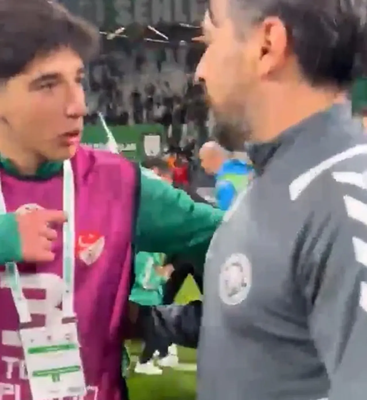 Top toolayıcı çocuk ile İlhan Palut arasındaki ilginç diyaloğun yaşandığı an.