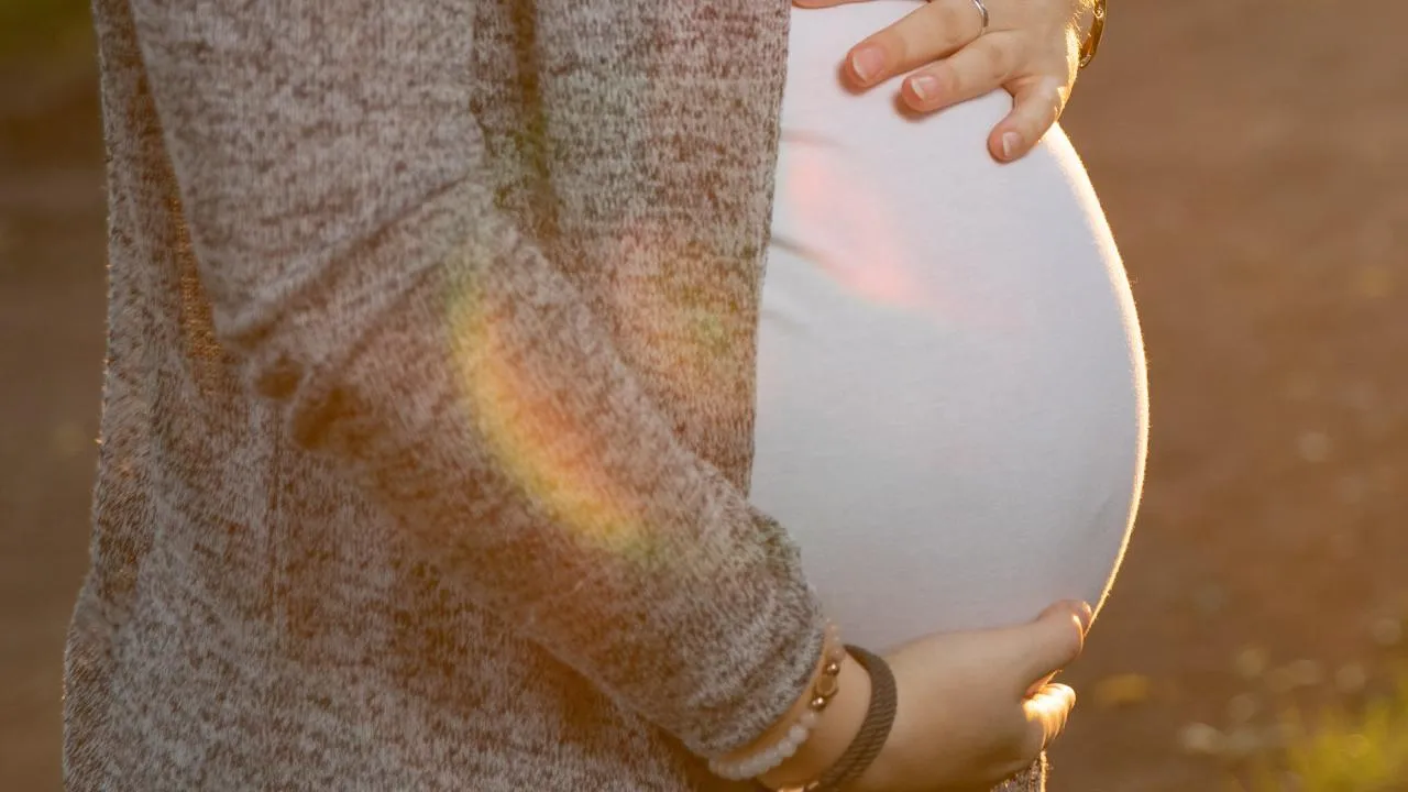 Meclis 9 maddeyi daha onayladı! Doğum izinleri uzayacak, sosyal medyaya yaş sınırı gelecek