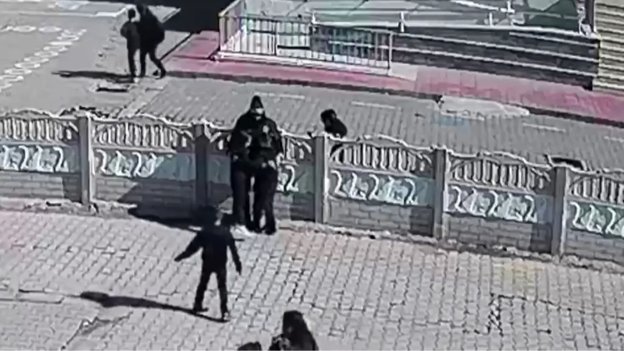 Minik yüreklerin polise yaptığı jest kalpleri ısıttı! O anlar kamerada