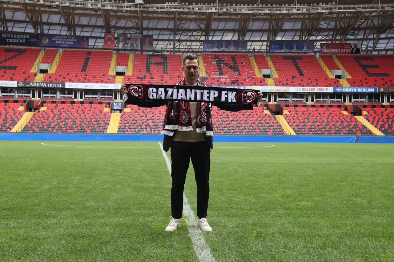 Mirel Radoi, imza törenin basın mensuplarına poz verdi.