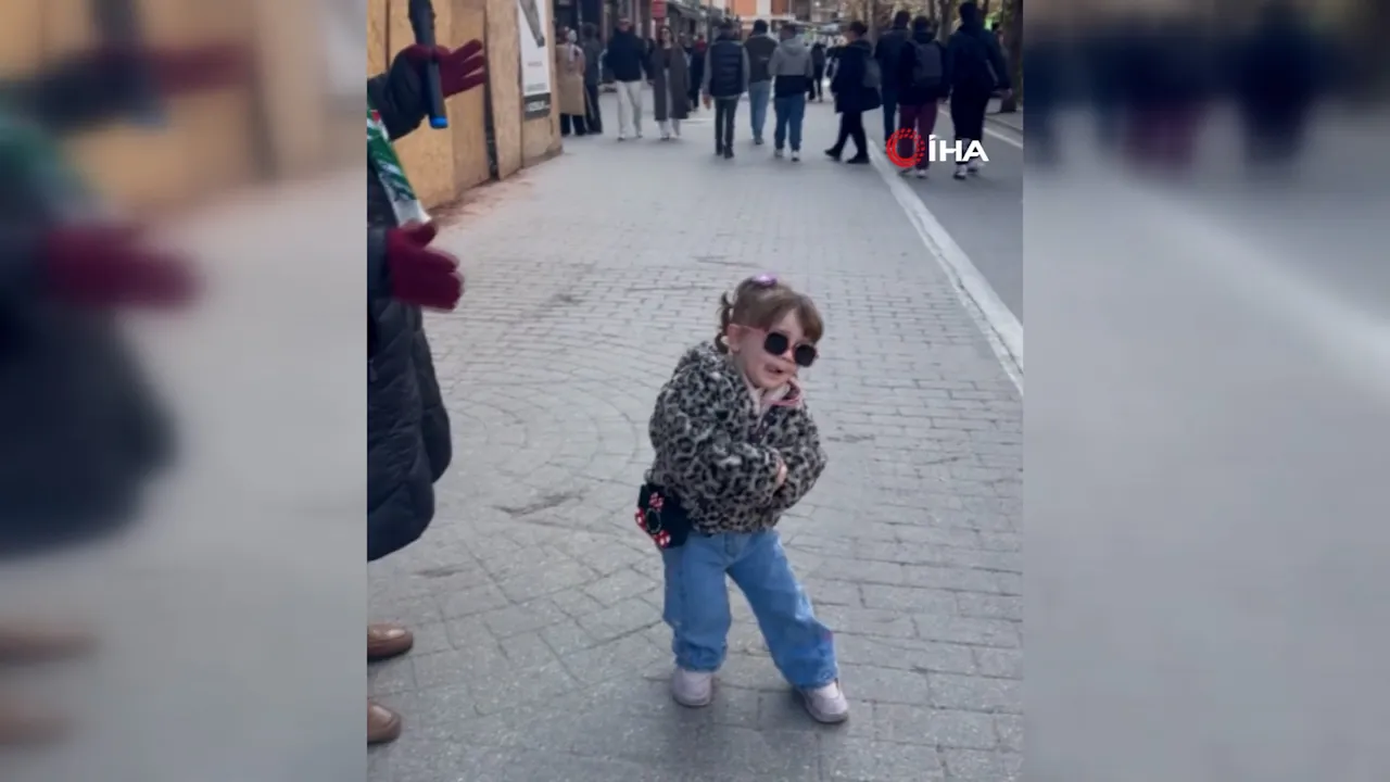 Müziğin ritmine kapılıp kendine has figürlerle dans eden minik kız izleyenleri gülümsetti