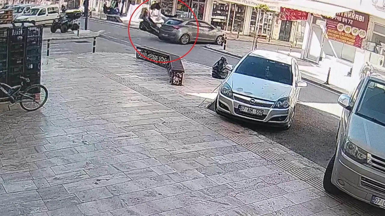 Otomobille çarpışan kasksız motosiklet sürücüsü metrelerce uzağa fırladığı anlar kamerada