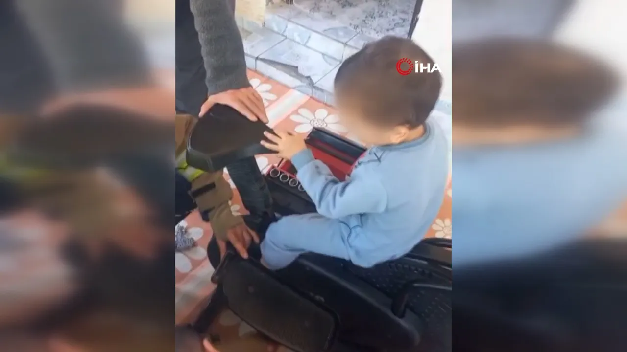 Oyun oynarken ayağını spor aletine sıkıştıran küçük çocuğun imdadına itfaiye yetişti
