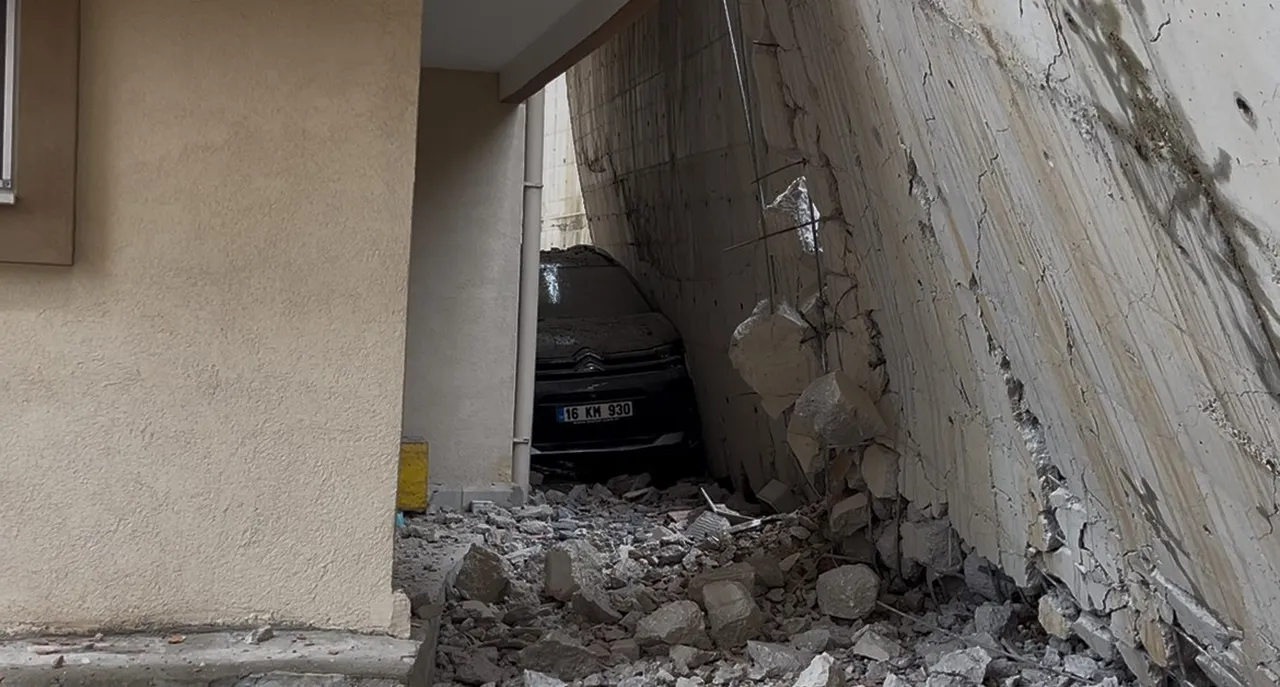 Sesi duyan deprem sandı, onlarca kişi sokağa döküldü! Bursa’da istinat duvarı çöktü, 2 blok tahliye edildi