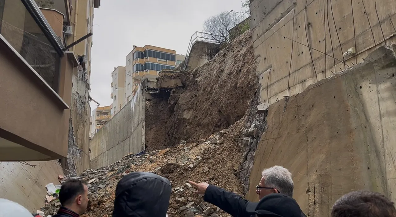 Sesi duyan deprem sandı, onlarca kişi sokağa döküldü! Bursa’da istinat duvarı çöktü, 2 blok tahliye edildi