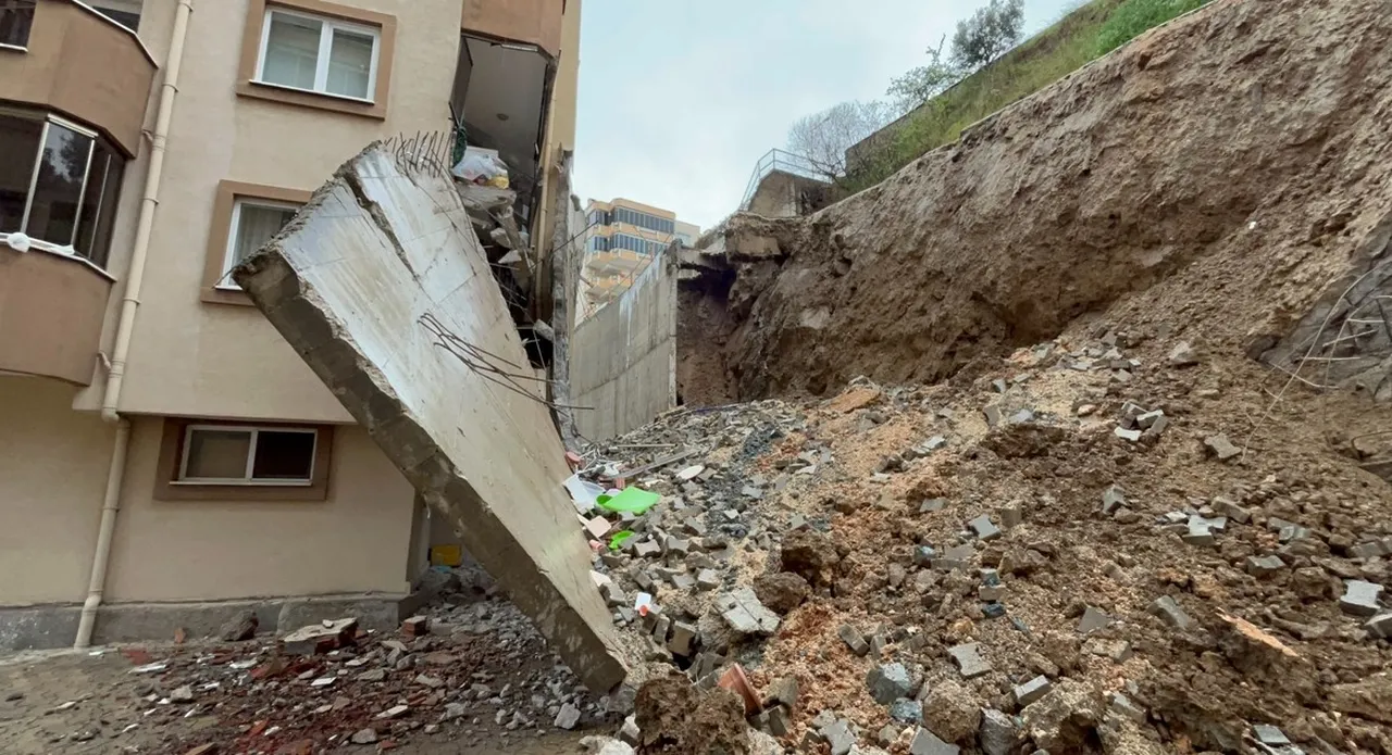 Sesi duyan deprem sandı, onlarca kişi sokağa döküldü! Bursa’da istinat duvarı çöktü, 2 blok tahliye edildi