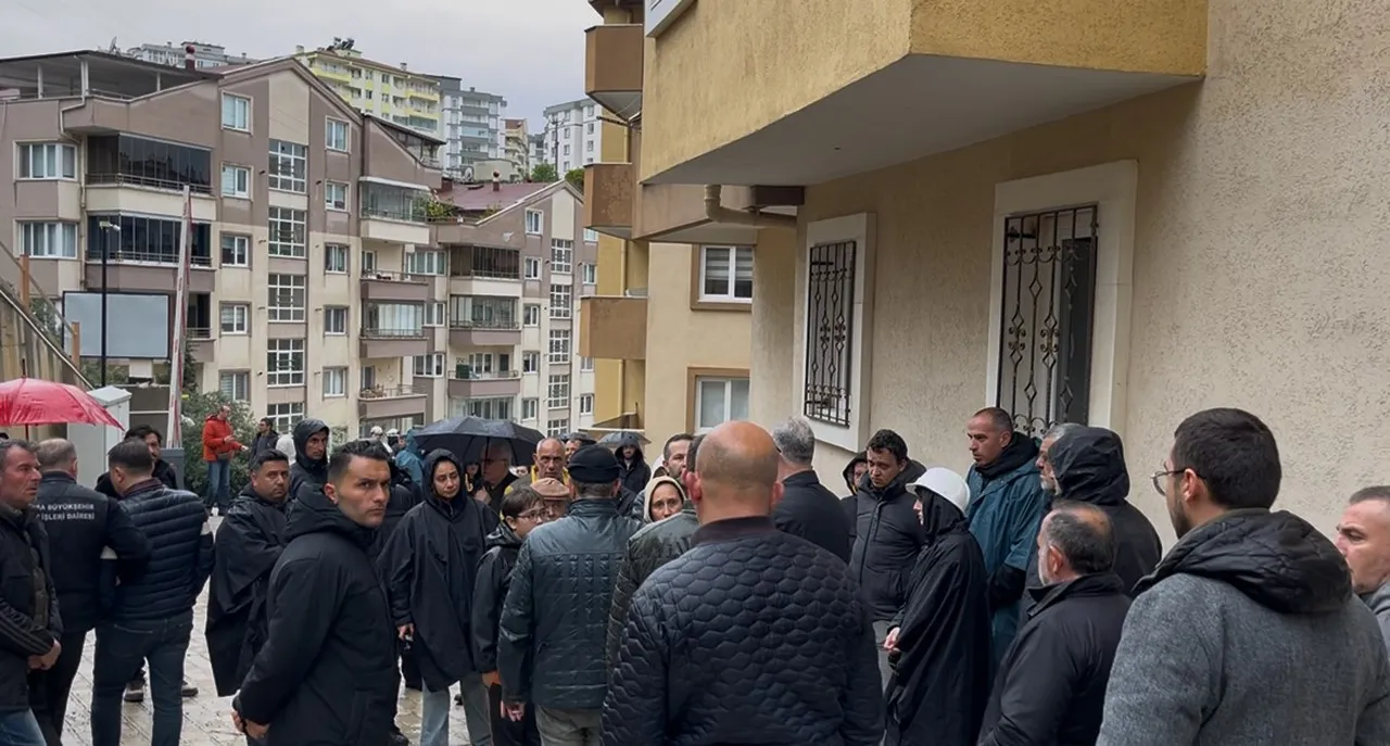 Sesi duyan deprem sandı, onlarca kişi sokağa döküldü! Bursa’da istinat duvarı çöktü, 2 blok tahliye edildi