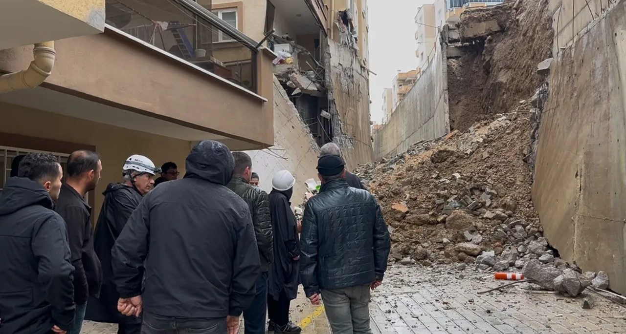 Sesi duyan deprem sandı, onlarca kişi sokağa döküldü! Bursa’da istinat duvarı çöktü, 2 blok tahliye edildi