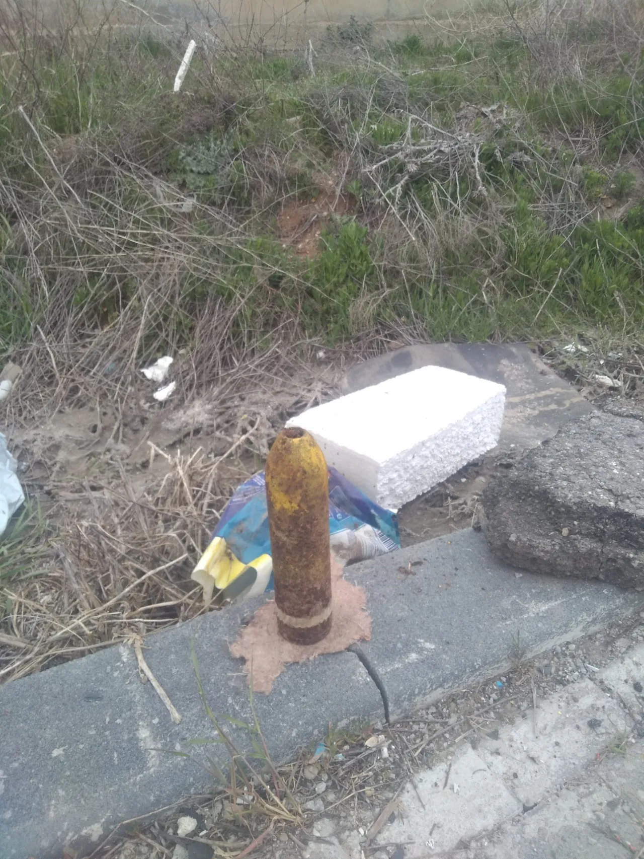 Sivasta çöpte bulundu! Görür görmez polisi aradılar: Bilinmeyen cisim havan mermisi çıktı