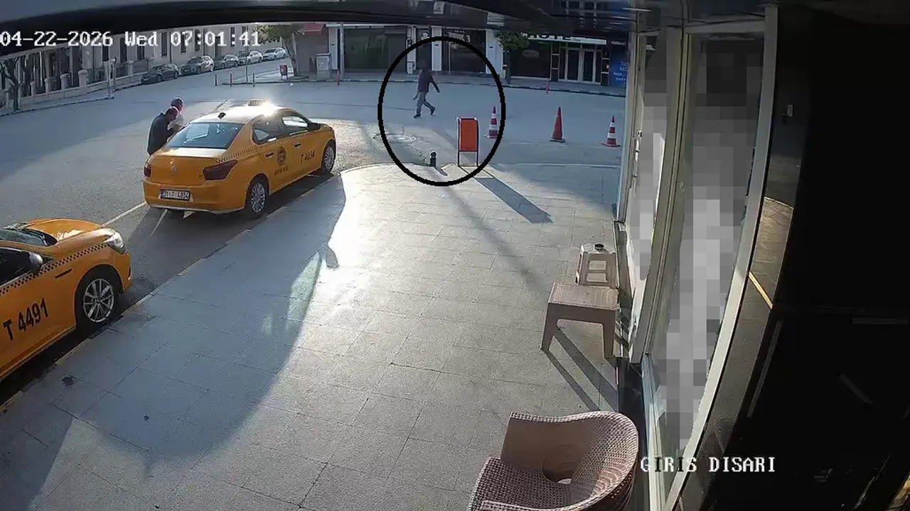 Sokakta satırlı dehşet! Önüne geleni yaraladı, anbean kamerada