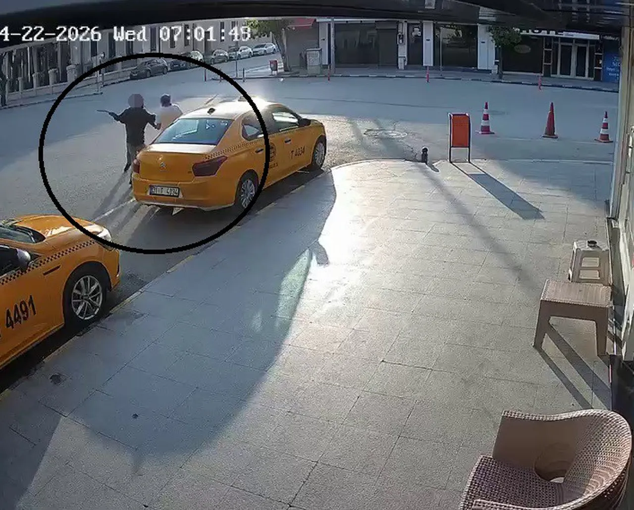 Sokakta satırlı dehşet! Önüne geleni yaraladı, anbean kamerada