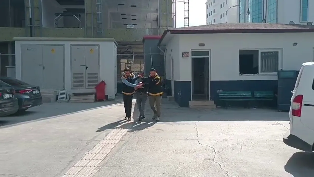 Sokakta satırlı dehşet! Önüne geleni yaraladı, anbean kamerada