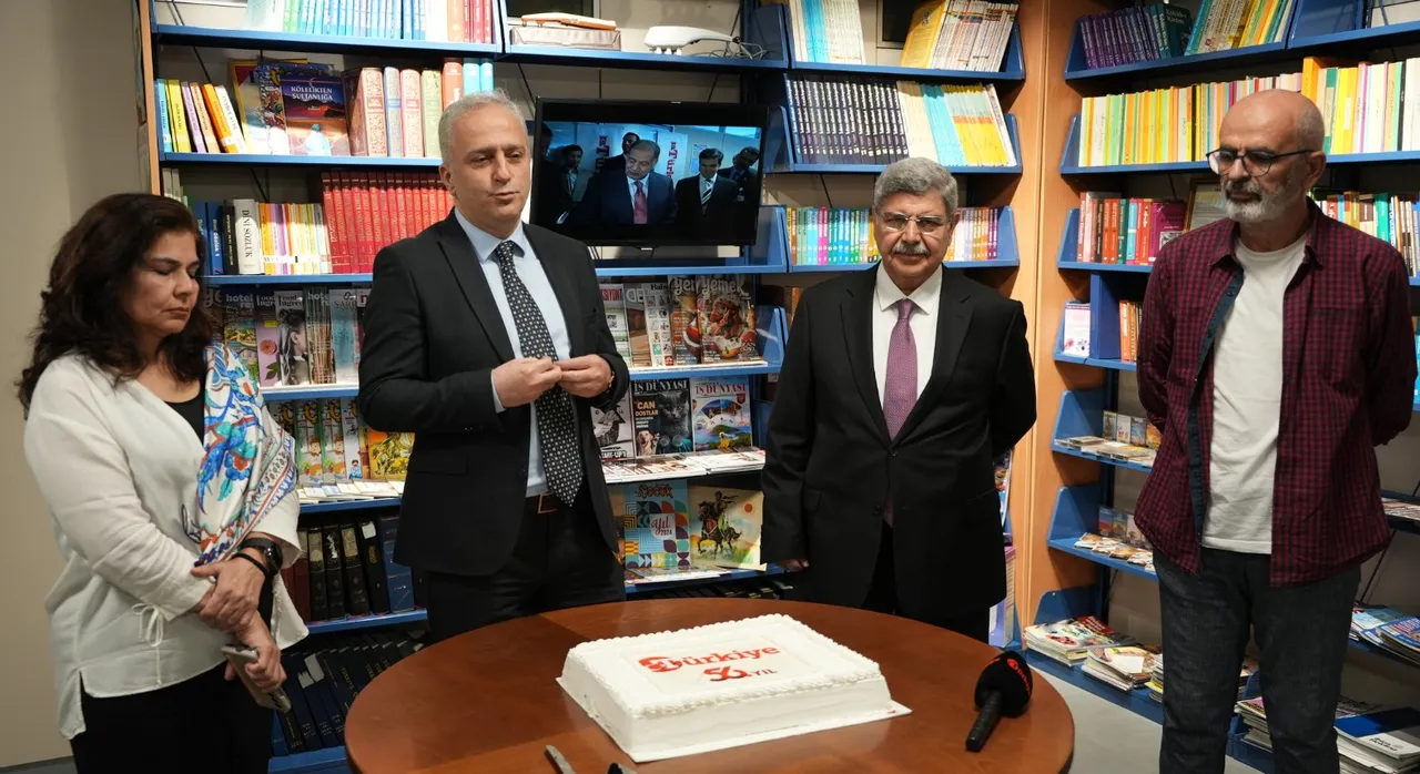 Ekonomi Müdürü Canan Eraslan, Genel Yayın Koordinatörü Yücel Koç, Genel Yayın Yönetmeni İsmail Kapan, Yazı İşleri Müdürü Sadık Söztutan