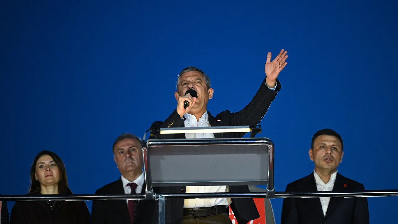 Yargı mensupları ve patronlardan sonra yeni hedef: Özel’in freni patladı basını da tehdit etti