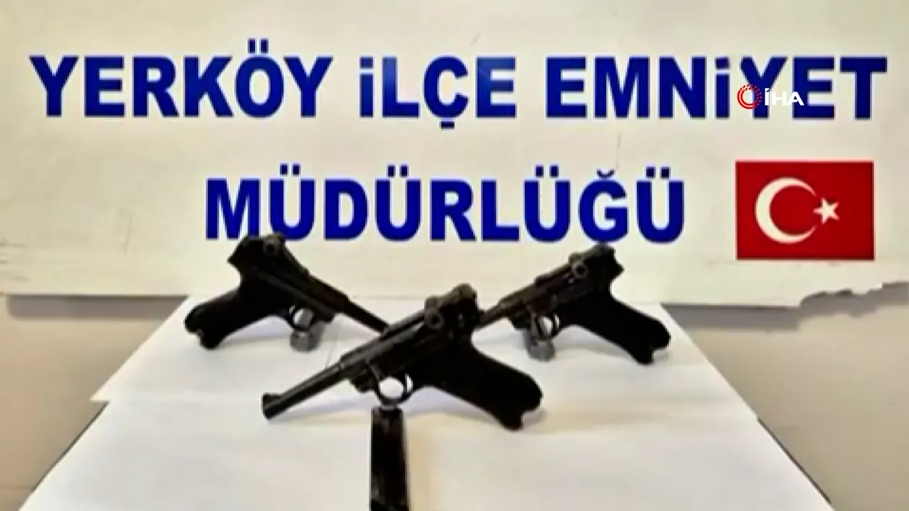 Yozgat'ta durdurulan araçtaki şahısların üzerinden asırlık Nazi tabancaları çıktı