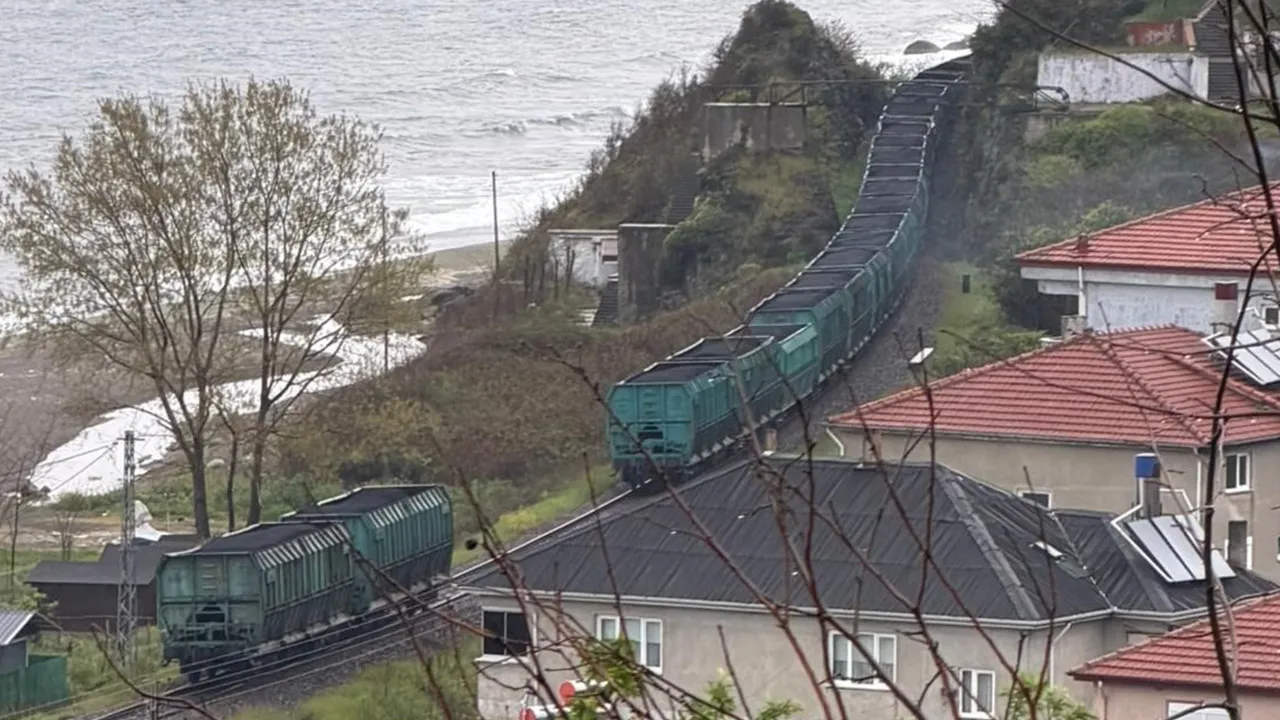 Zonguldak’ta korku dolu anlar! Yük trenini vagonları ayrıldı, seferler geçici olarak durduruldu 