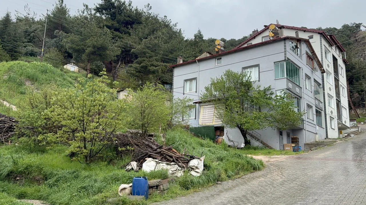 13 daire tahliye edildi! Tokat’ta toprak kayması yaşanan bölge dron ile görüntülendi