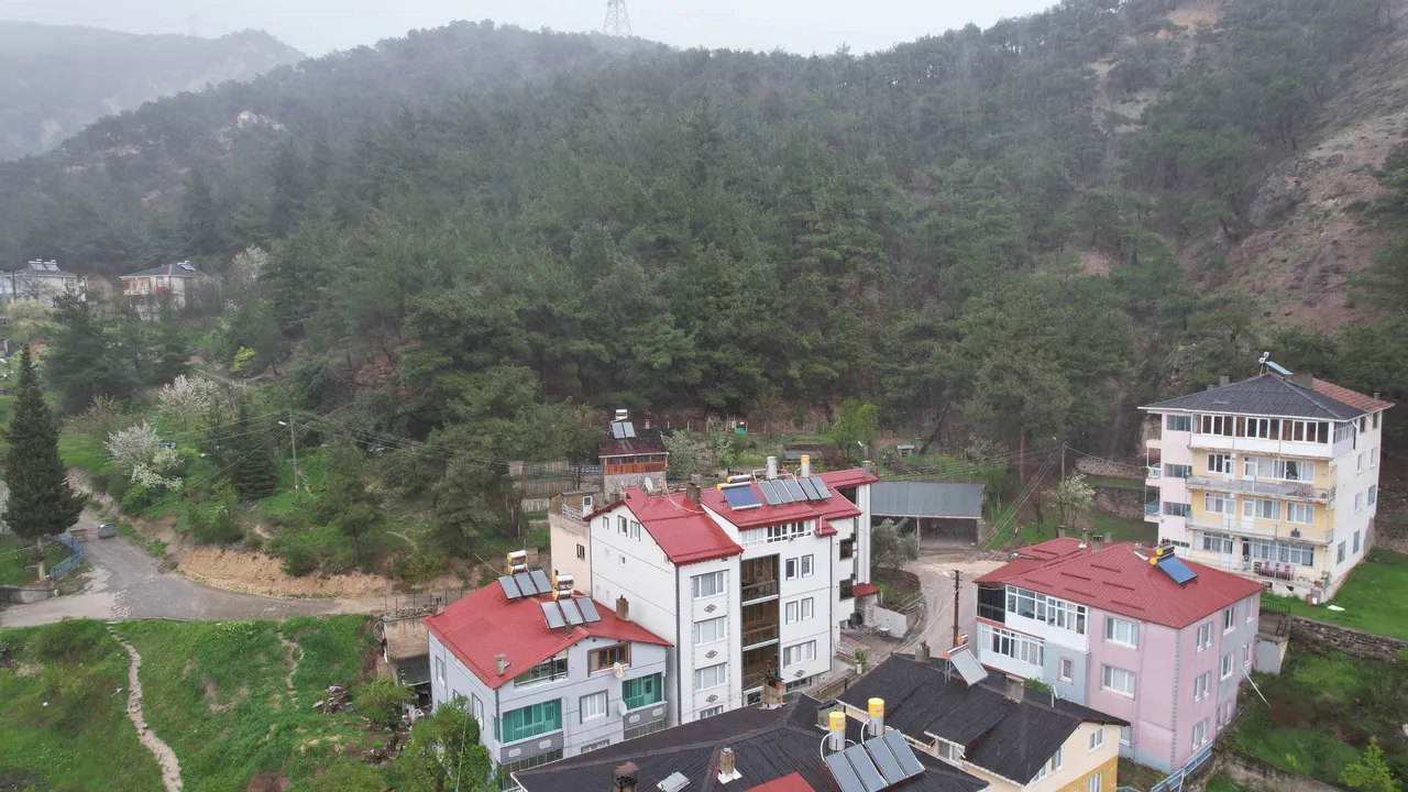 13 daire tahliye edildi! Tokat’ta toprak kayması yaşanan bölge dron ile görüntülendi